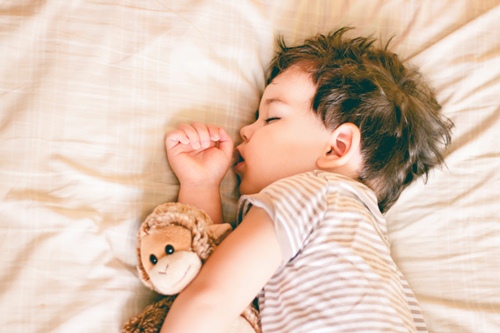 Vì sao bé ngủ trước 8 giờ tối đạt tiêu chuẩn cân nặng chiều cao1