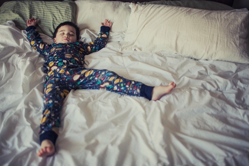 Vì sao bé ngủ trước 8 giờ tối đạt tiêu chuẩn cân nặng chiều cao2 Vì sao bé ngủ trước 8 giờ tối đạt tiêu chuẩn cân nặng chiều cao2