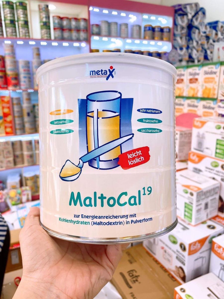 Trên tay hộp sữa maltocal 19 của đức cho trẻ suy dinh dưỡng