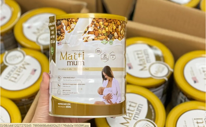 Trên tay hộp sữa bầu matti mum